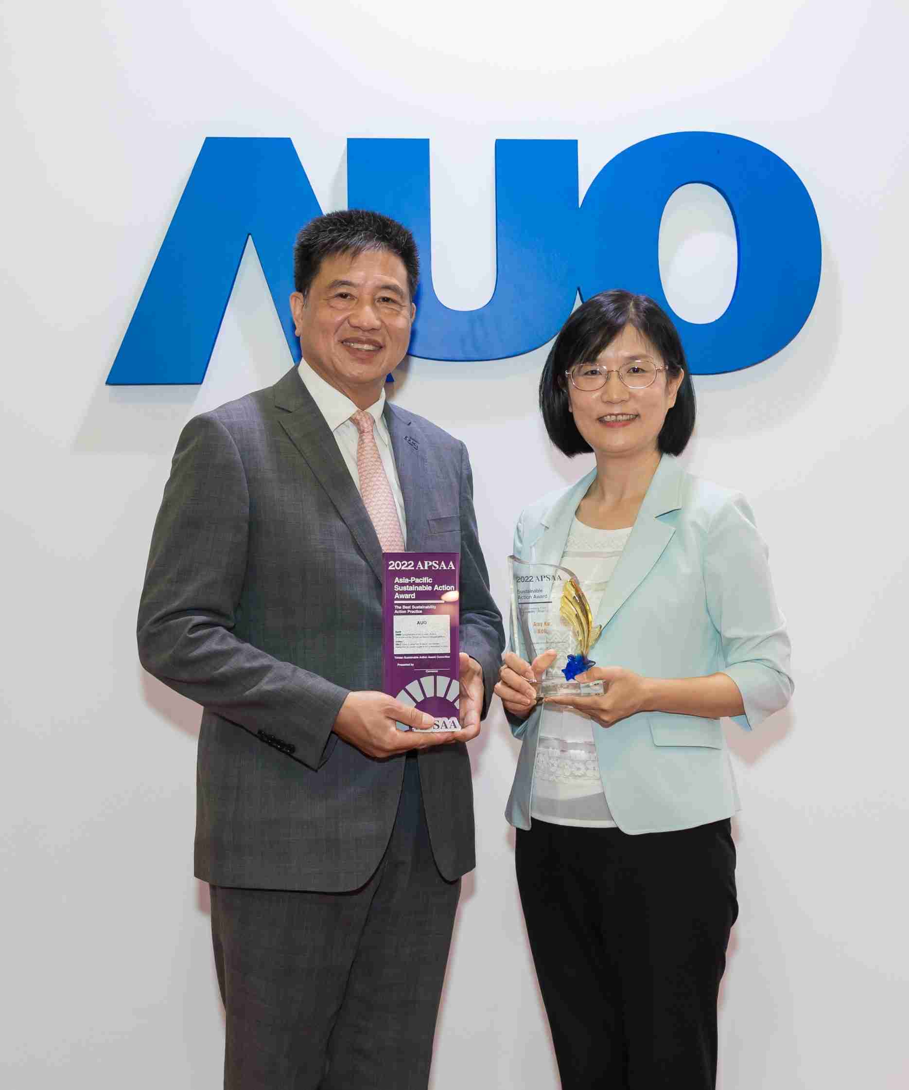 MG电玩长期垫筑永续远景的基石，，，透过ESG暨气候委员会逐步实践永续策略蓝图。。其中，，，，MG电玩光电永续长古秀华带领团队、、、制定中长期目标，，缔造多面向亮眼表现，，，，获得「顶尖永续长奖」的个人奖殊荣（左：MG电玩光电董事长暨执行长彭双浪，，右：MG电玩光电永续长古秀华）