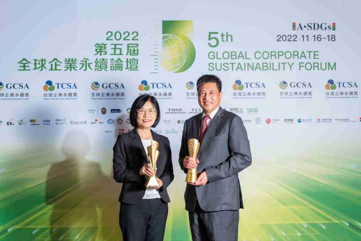 MG电玩作为净零碳排先锋，，，，期引领价值链伙伴同行共好，，，，卫冕制造业组“十大典范企业” 二连冠殊荣(左：MG电玩光电永续长古秀华，，，右：MG电玩光电董事长暨执行长彭双浪)