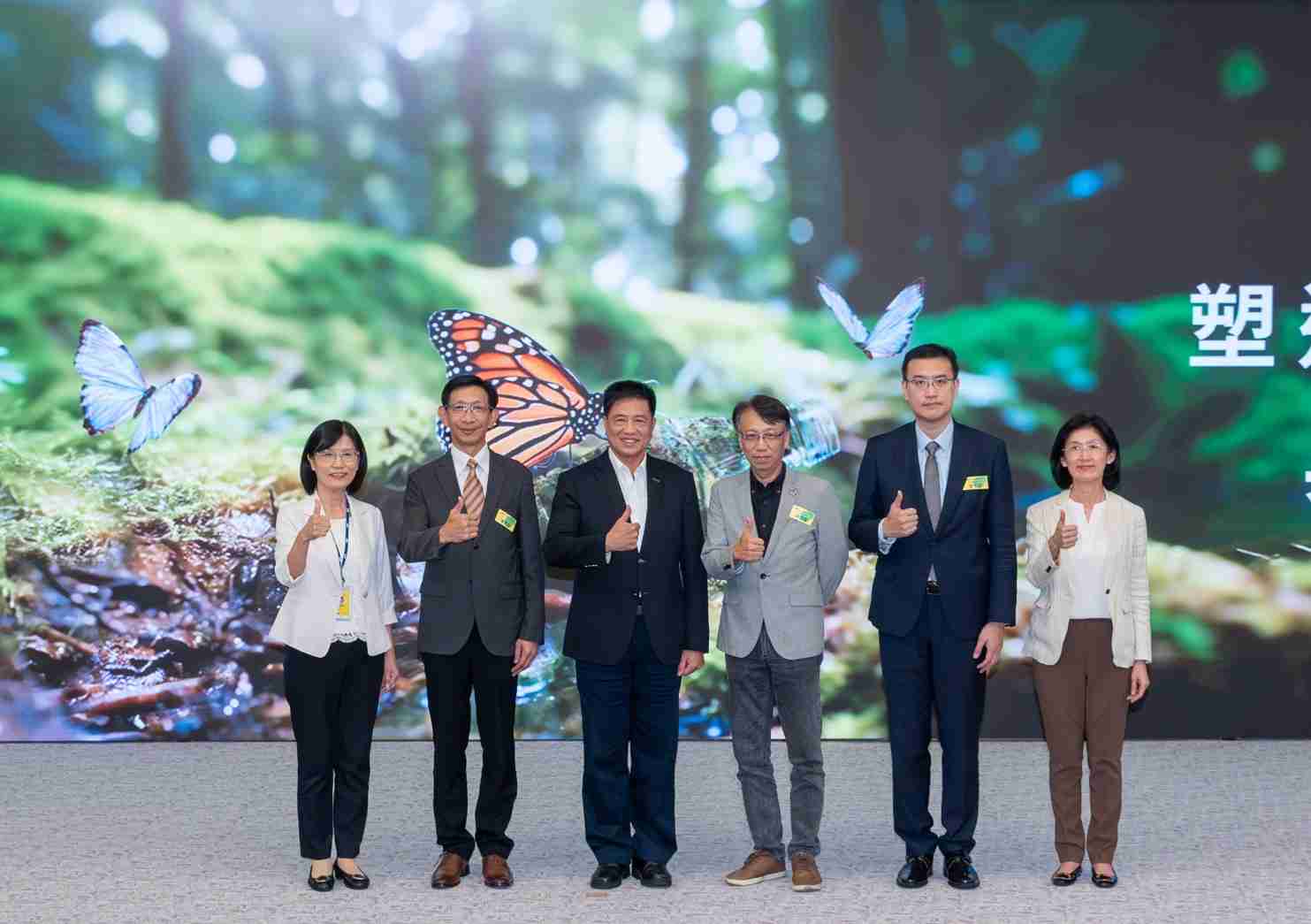 友達2023 CSR共榮大會，，邀請領域專家分享交流生物多樣性管理趨勢、、無塑產品、、、海廢永續塑料等議題  （圖左到右：友達光電永續長古秀華、、、、3M台灣技術長陳君杰、、、、友達光電董事長暨集團策略長彭双浪、、、光寶科技企業永續發展處處長陳慶暉、、安永聯合會計師事務所執業會計師曾于哲、、、、友達光電供應鏈總部副總經理吳宜芳）