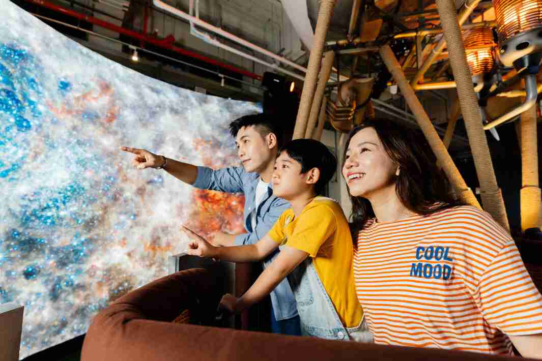 MG电玩打造全台最大宽6公尺、、、高4公尺、、、唯一搭载LED弧形拼接显示屏的动感飞行船，，，，让乘客驻足在热气球上，，，，享受身历其境的伪出国旅游乐趣