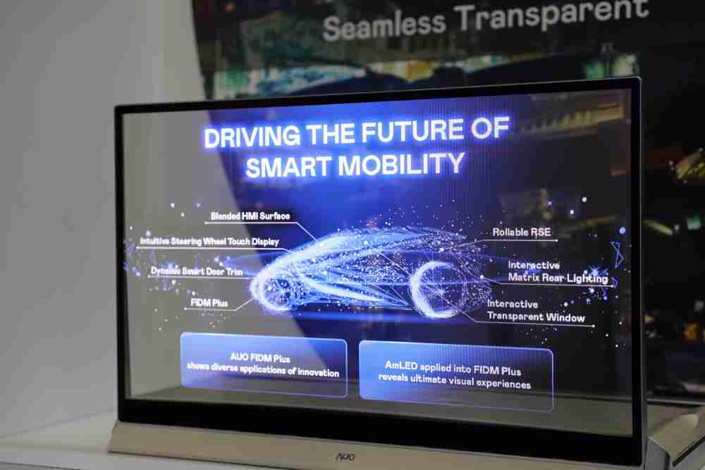 MG电玩凭借着超高亮度和透明度，，这款30吋透明Micro LED显示器在AR系统与智慧零售具有潜在的应用价值。。。