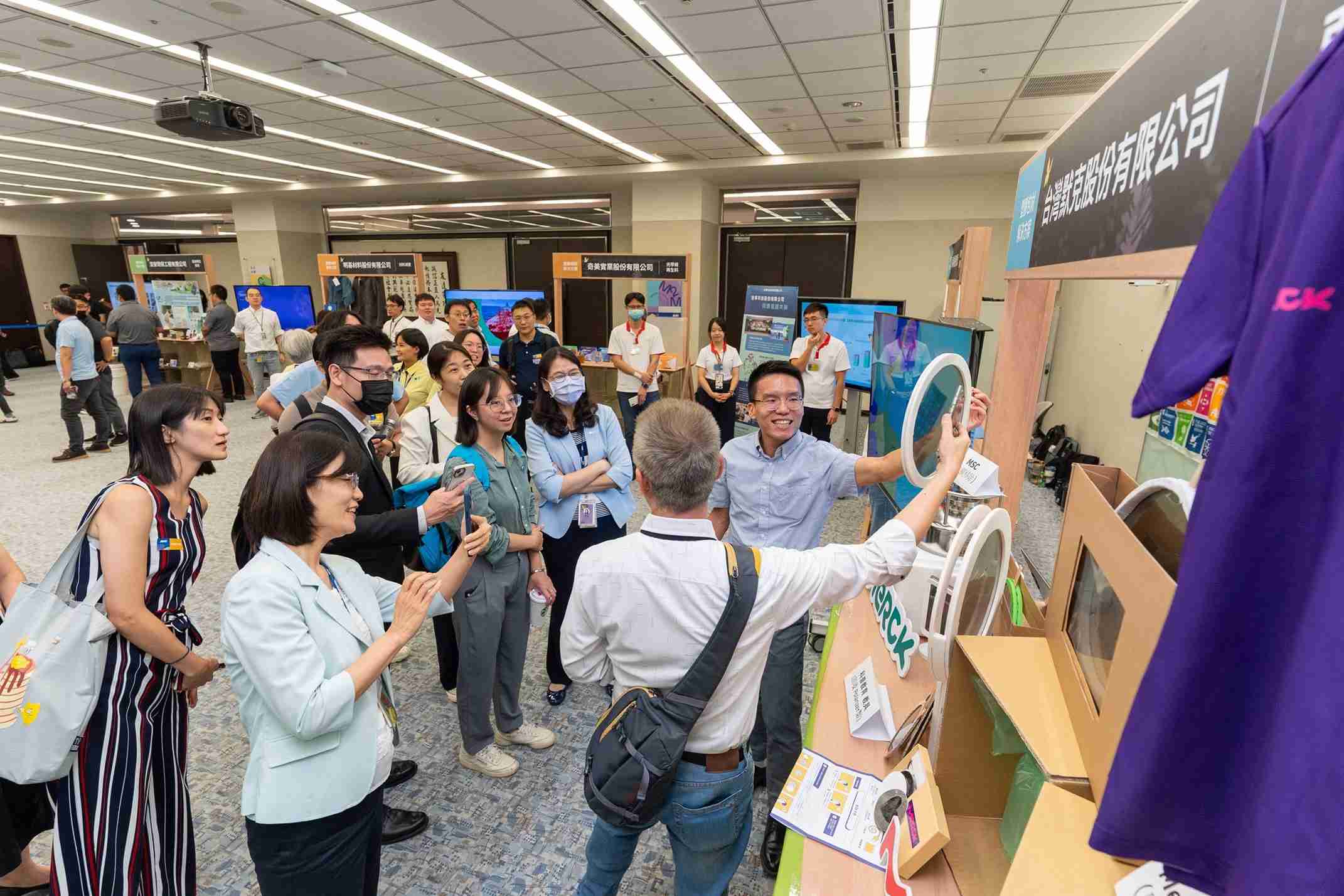 MG电玩连手产业伙伴策划首届生态圈联展，，，，展示如何将废塑料循环再利用，，创新解决方案包括：塑料包材再生与循环使用、、再生塑料研发及应用、、、、废塑料回收再生技术、、减塑生活提案等