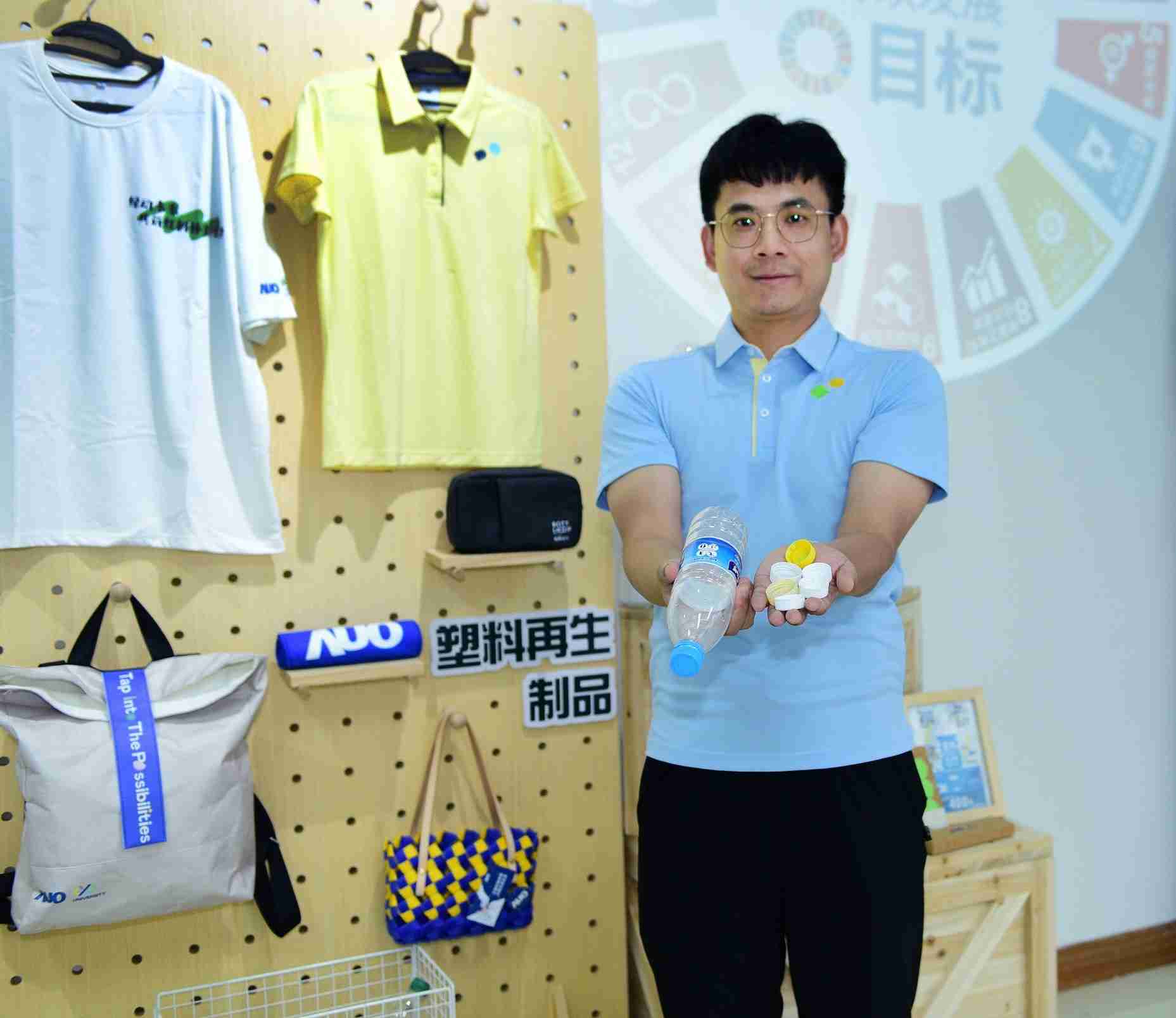 「2024智慧MG电玩展」永续发展馆中，，，，展示MG电玩厦门驱动永续发展之成果，，，，包含将厂内废弃物再制为实用物品，，，将永续发展理念深植于员工生活日常实践