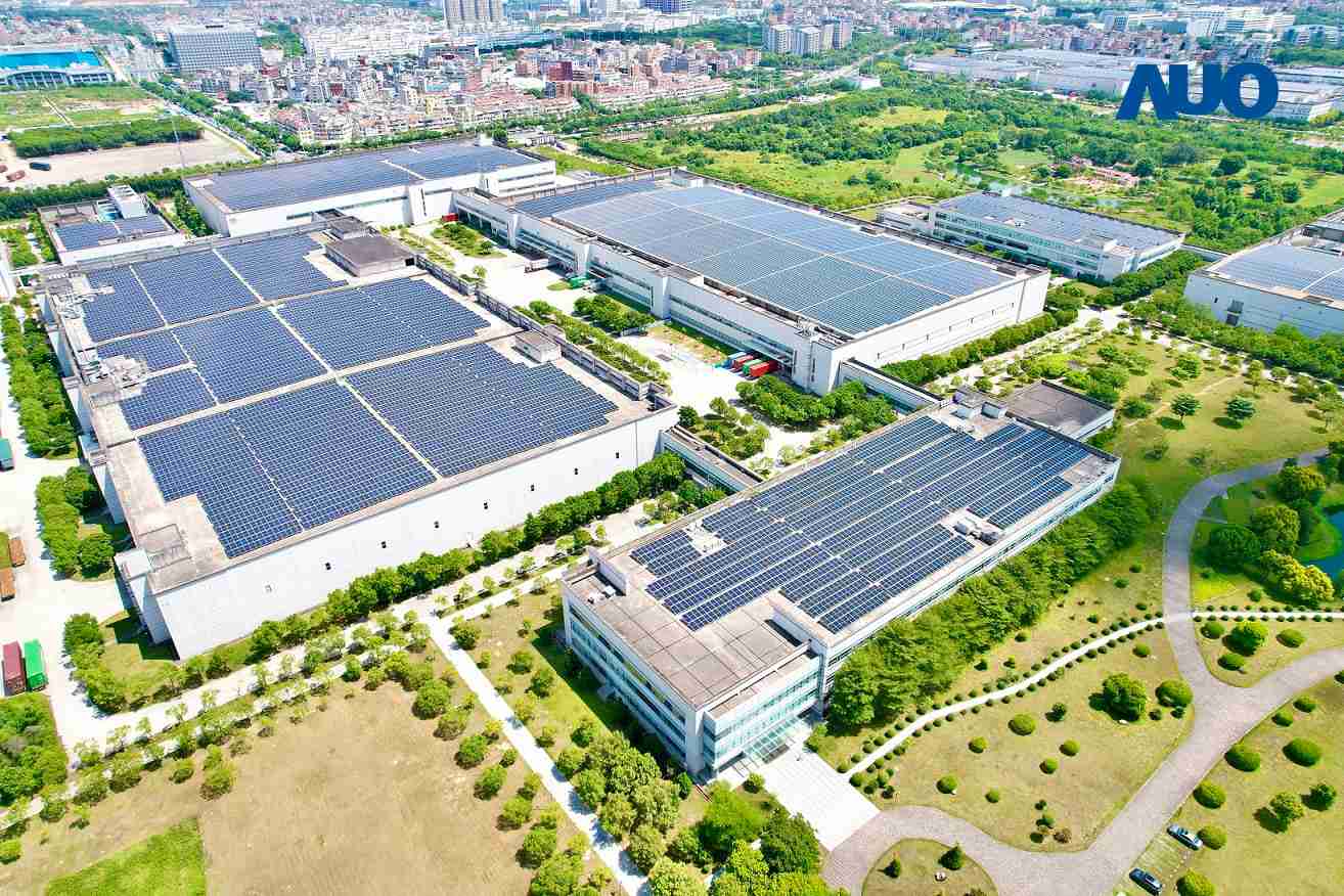 MG电玩厦门推动智能制造同时，，，透过绿电创能纵深推进绿色转型，，，，厂区全屋顶铺设太阳能光伏板，，，每年太阳能发电 2,600多万度