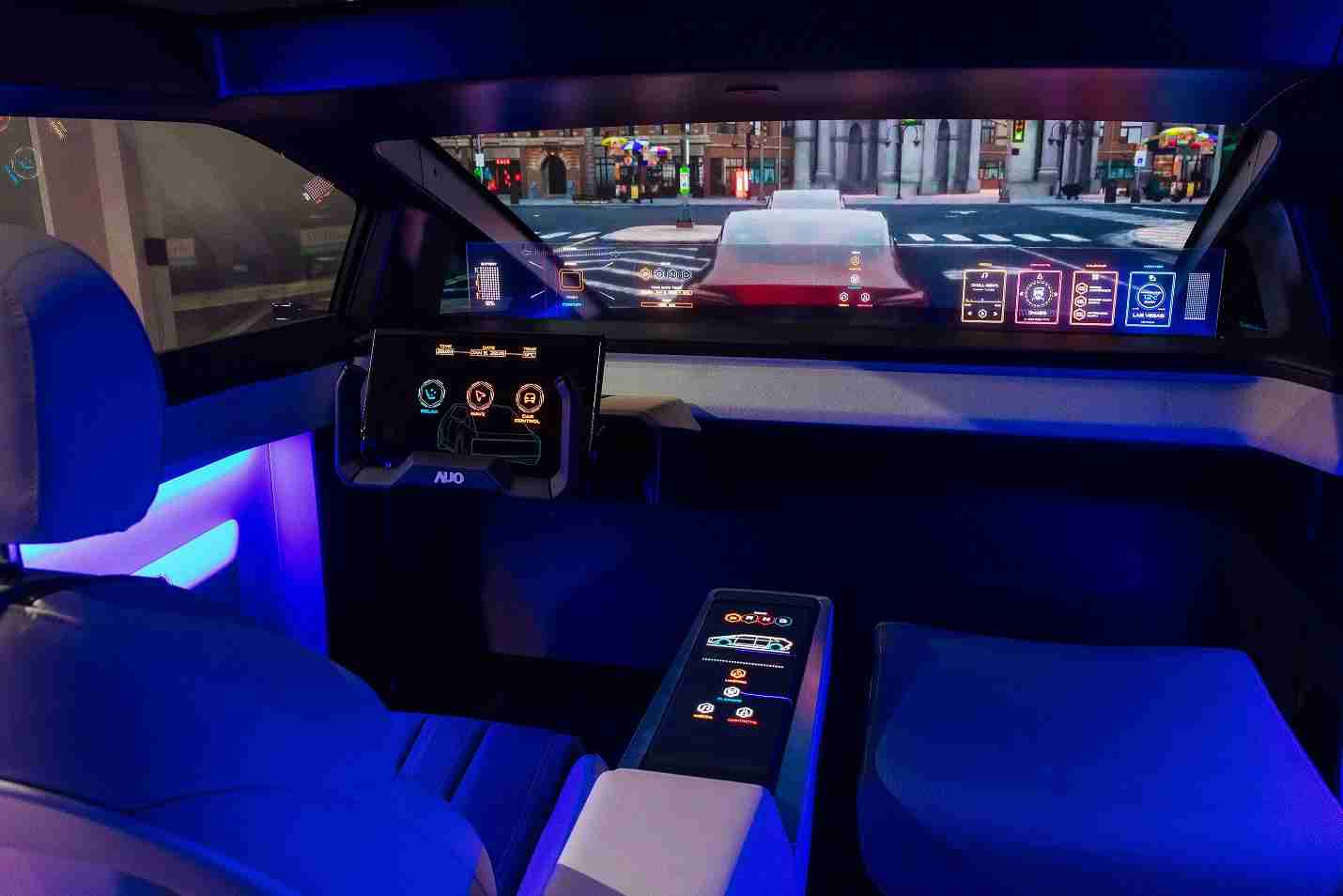 MG电玩连续四年入围科睿唯安全球百大创新机构，，，，专利布局科技与绿色创新前沿。。。。图为MG电玩发挥先进显示科技Micro LED多元尺寸与型态应用优势所打造之智能车舱；同时，，，，MG电玩已于全球累积取得4500件节能减碳相关的专利证书，，，，当中2024年Micro LED年度获证量占比已超过8成